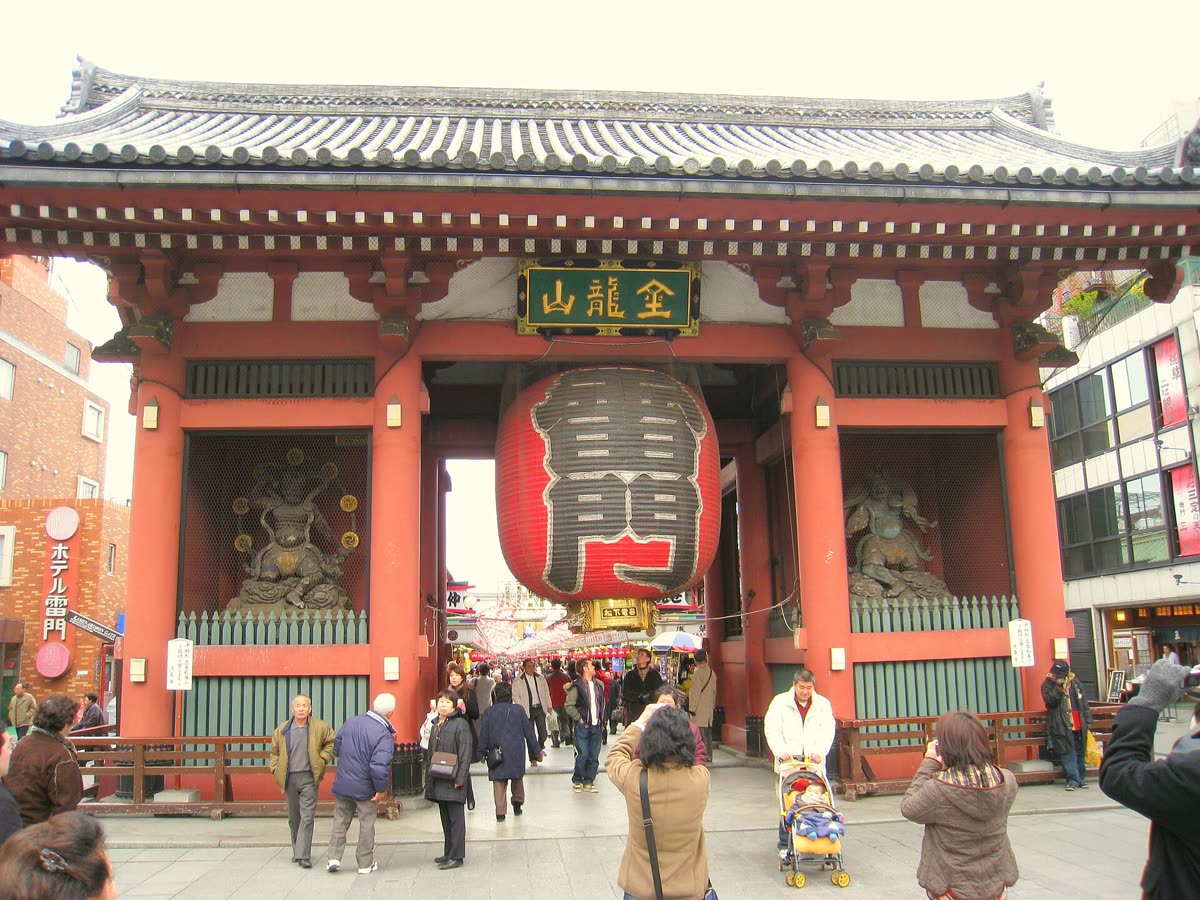 Kaminarimon gate at Senso-ji temple, Asakusa