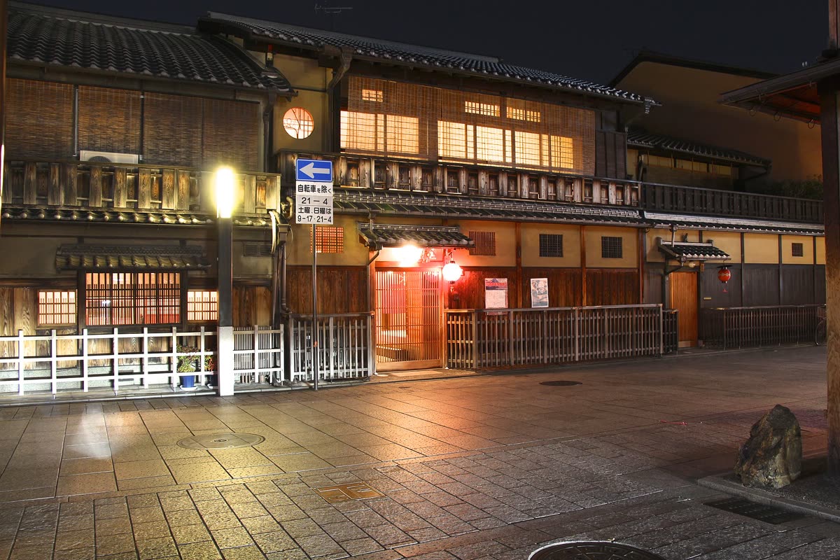 Wooden machiya houses in Gion at night