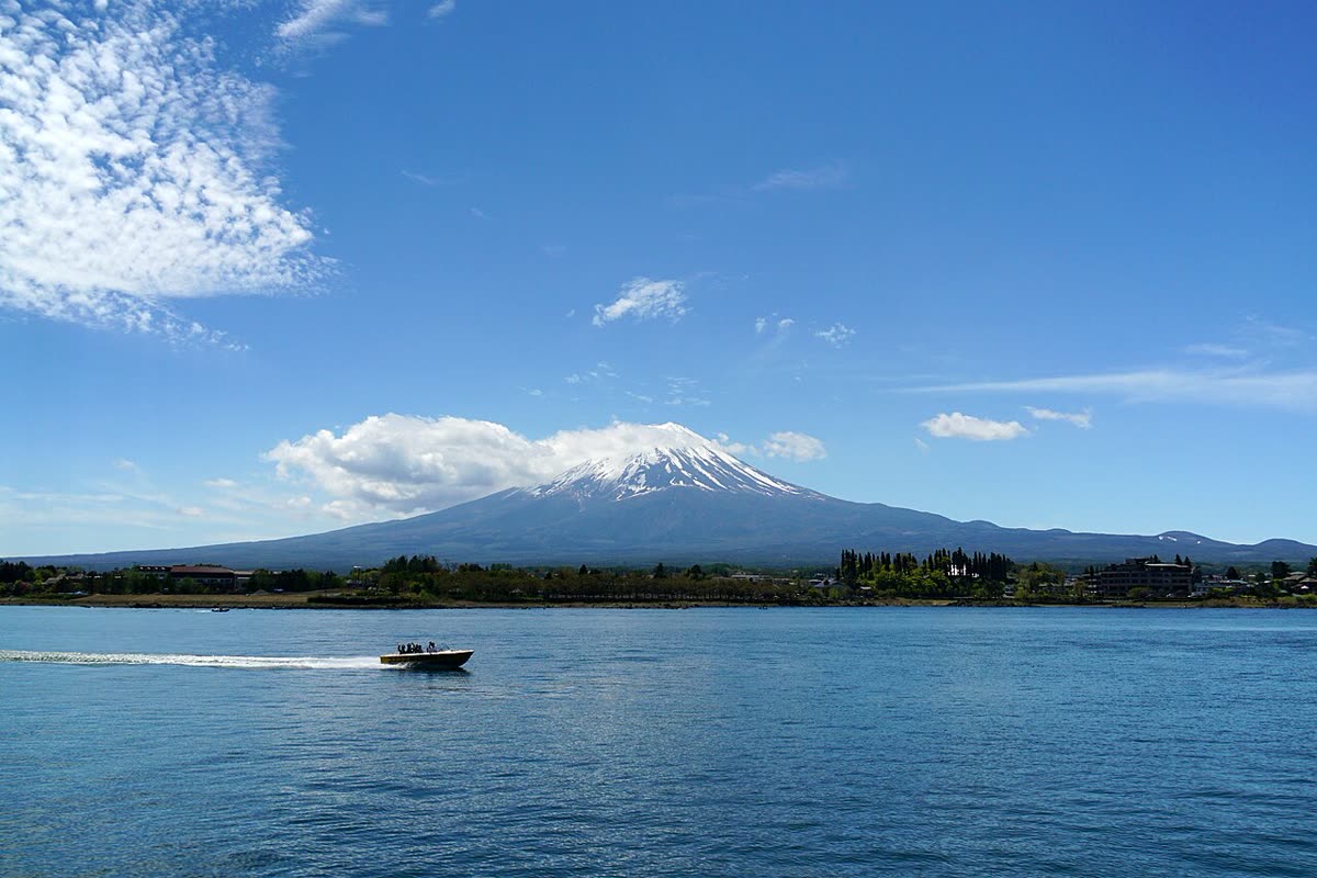 Lake Kawaguchiko shore